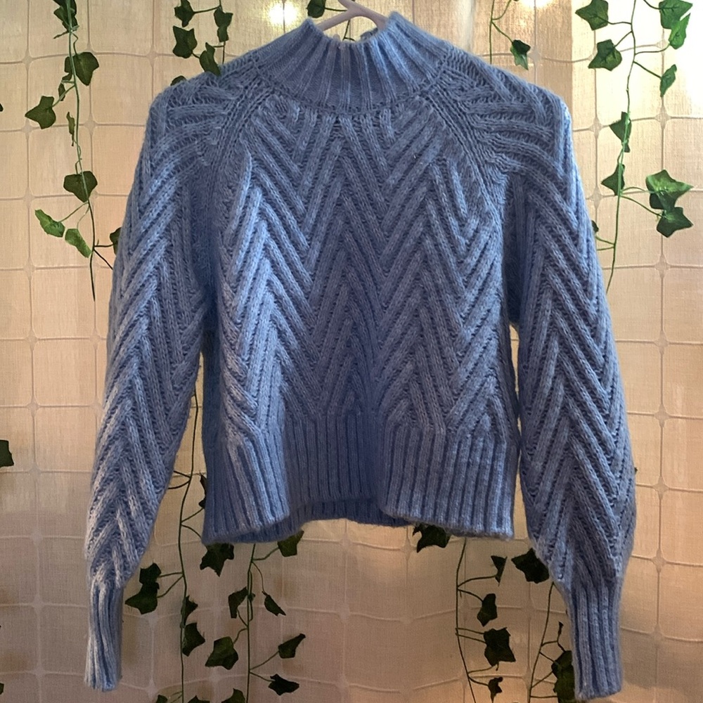 i’m selling this cutsie sweater